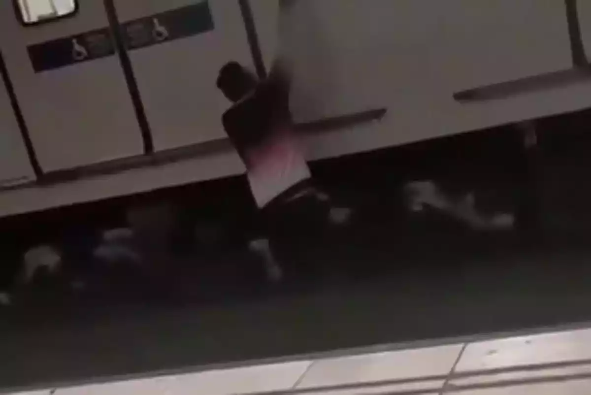 Captura del vídeo on es pot veure el grafiter a punt de ser atropellat per un vago del metro de Barcelona