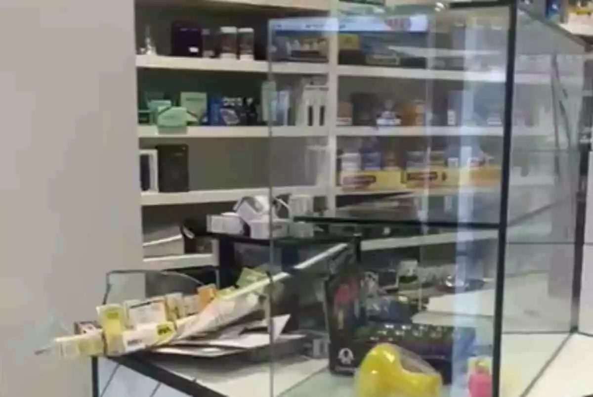 Captura del vídeo on es pot veure un establiment de Figueres després de la resposta violenta d'un client
