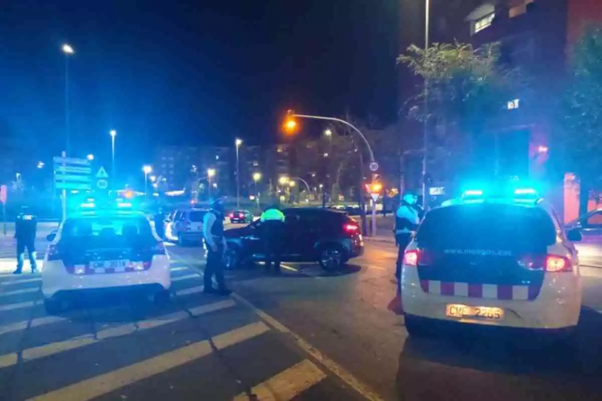Control nocturn dels Mossos d'Esquadra amb diverses patrulles