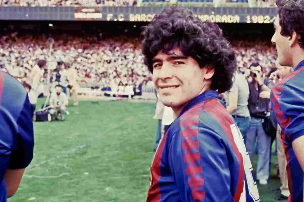 Diego Maradona a la gespa del Camp Nou, durant la presentació del Barça la temporada 1982/1983