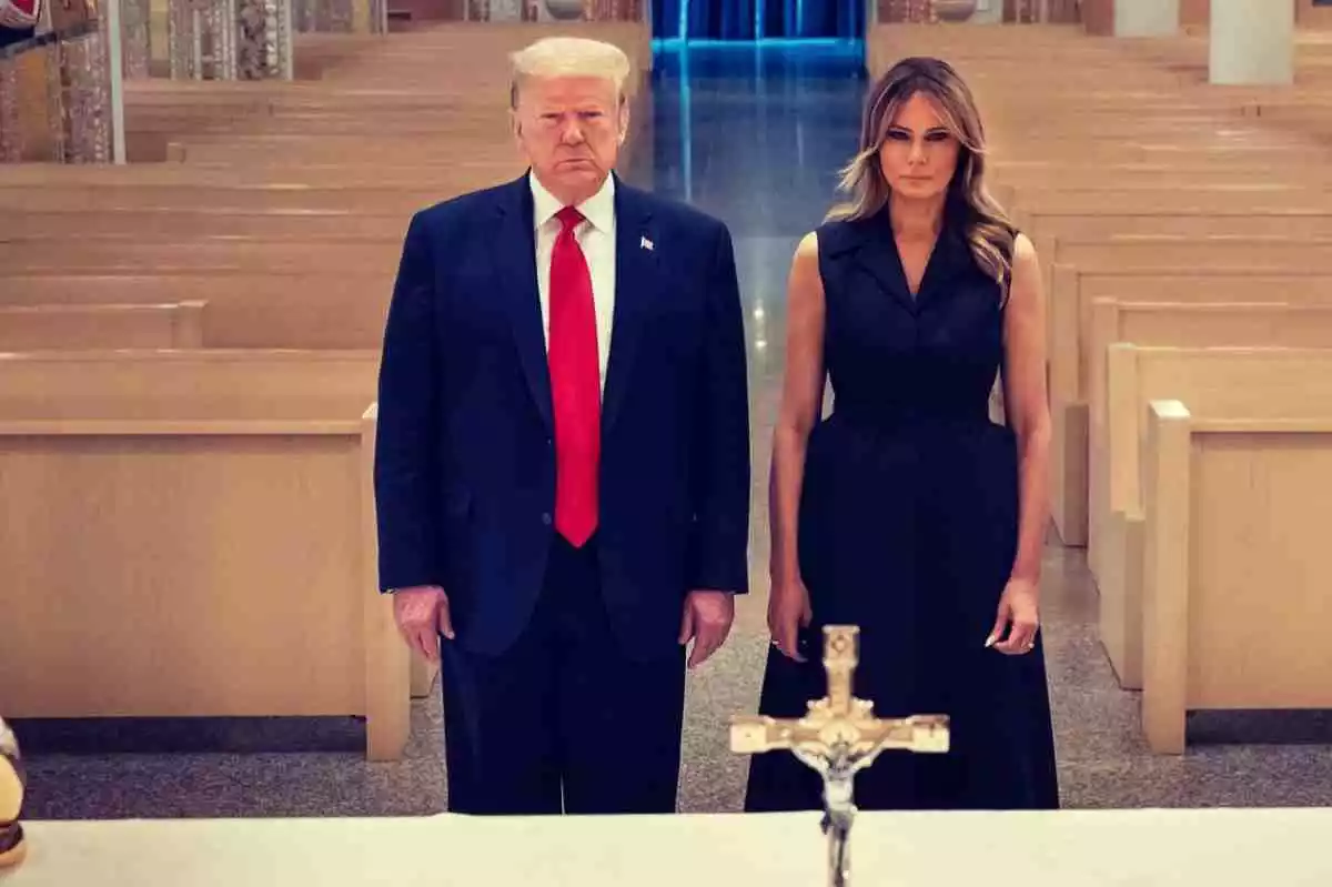 Donald Trump i Melania Trump davant d'una creu en una església dels Estats Units