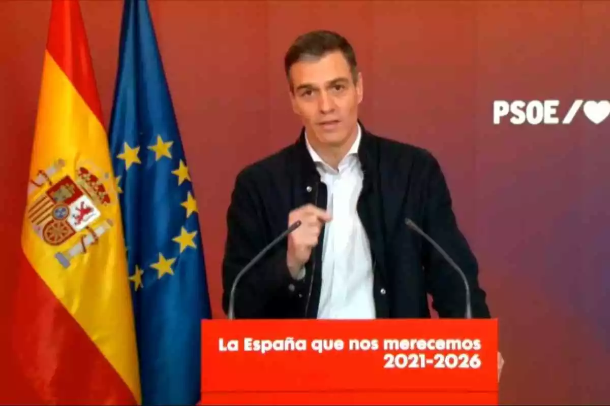 El president del govern espanyol, Pedro Sánchez, amb les banderes de la Unió Europea i d'Espanya darrere