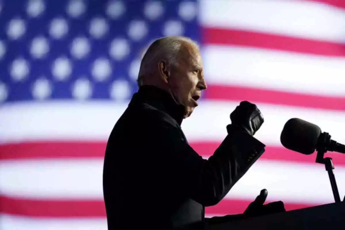 El president electe dels Estats Units, Joe Biden, de perfil amb la bandera nord-americana darrere
