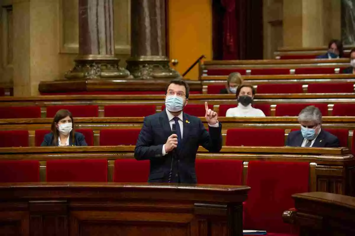 El vicepresident Pere Aragonès al Parlament de Catalunya amb mascareta i diputats al darrere