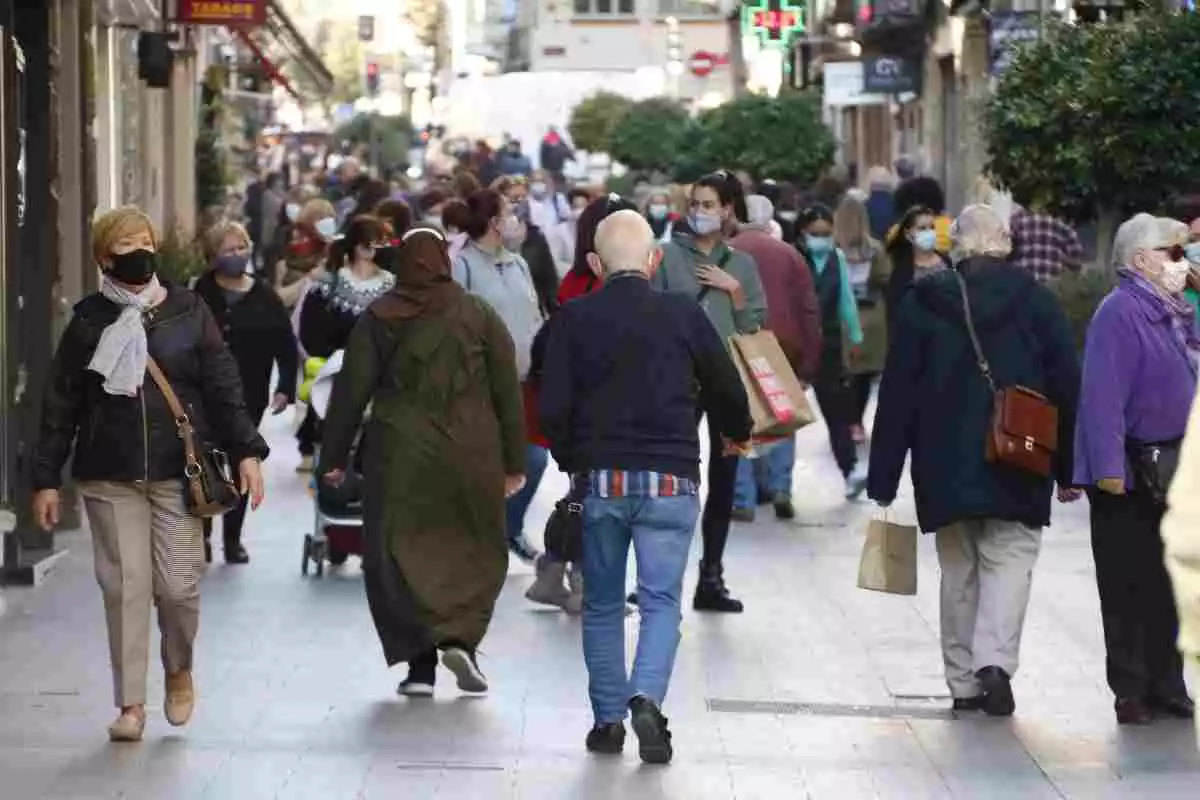 Gent passejant i fent compres al carrer Llovera de Reus