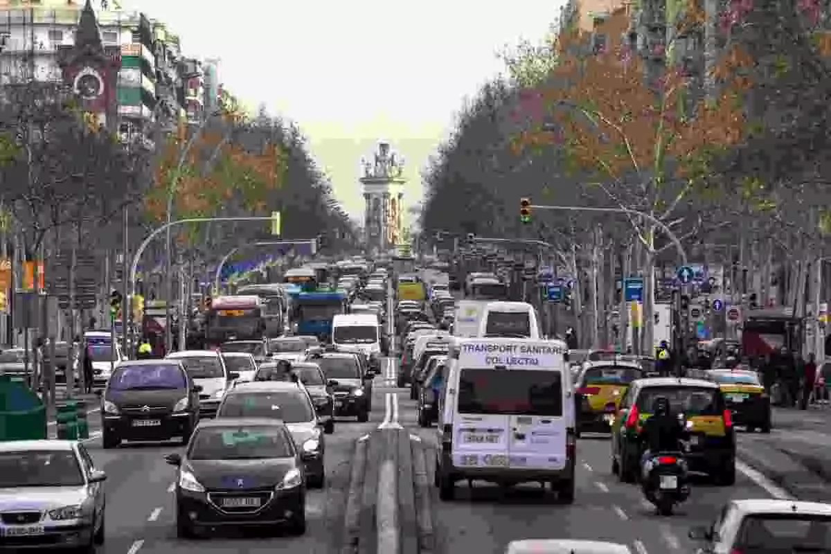 Imatge de cotxes circulant per Barcelona
