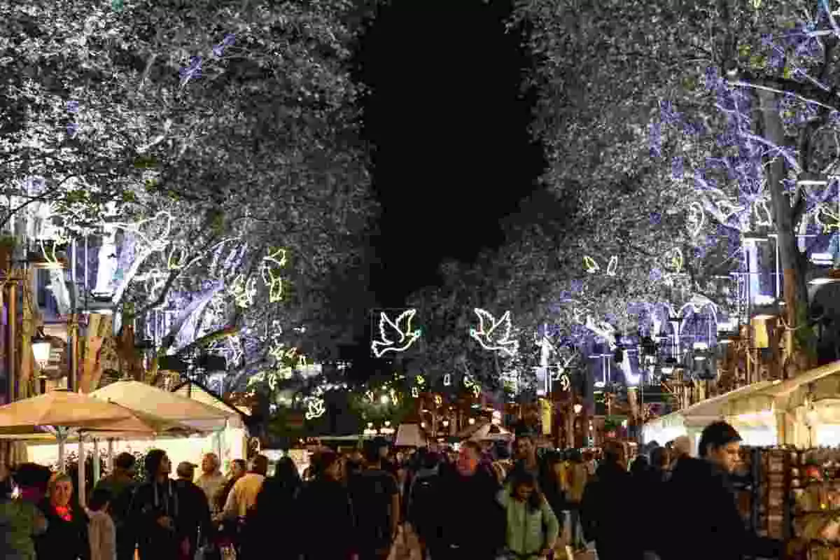 Imatge de gent passejant per la Rambla decorada per Nadal