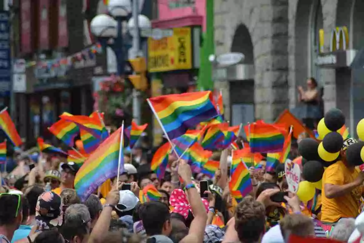 Imatge de la celebració del Dia de l'Orgull Gai, amb centenars de persones amb la Bandera de l'Arc de Sant Martí