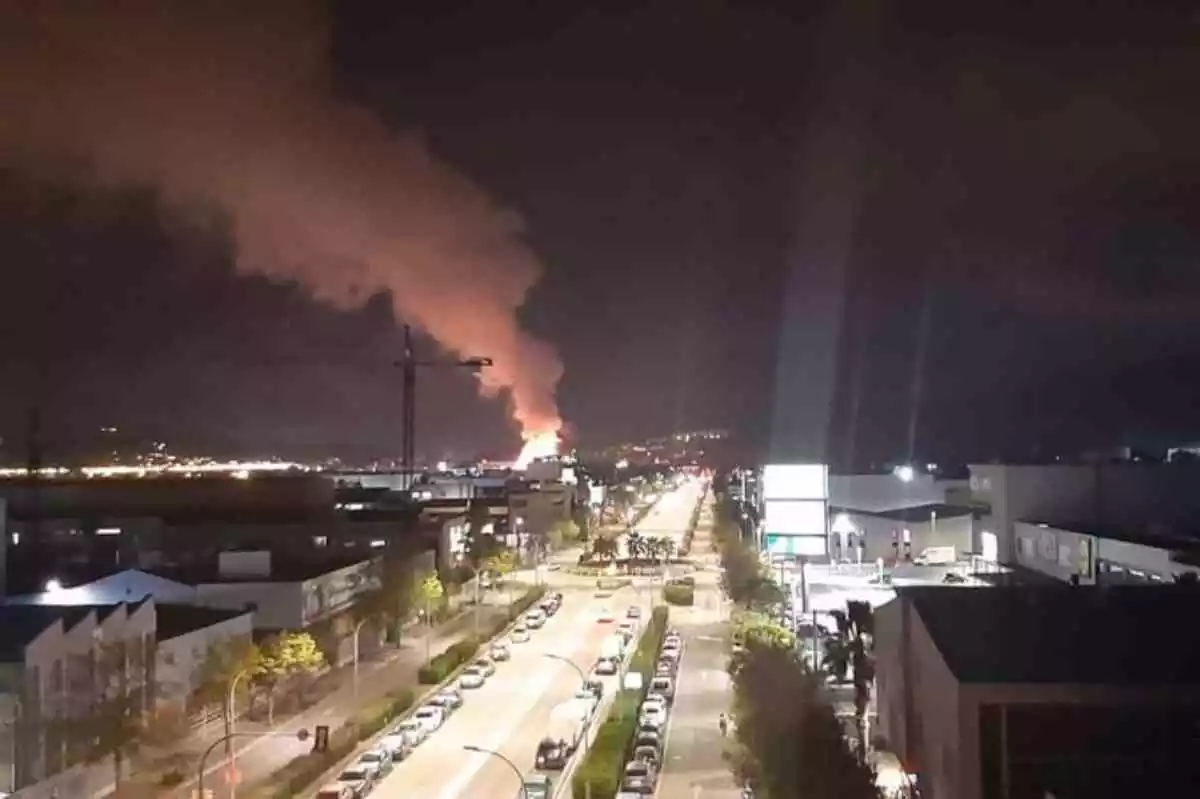 Imatge de la gran columna de fum que ha provocat l'aparatós incendi de Molins de Rei