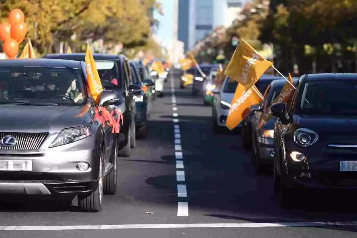 Imatge de la manifestació amb cotxes contra la llei Celaá