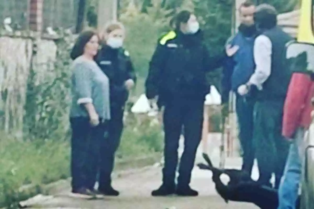 Imatge de la Policia Local, amb els veïns i el gos emmordassat