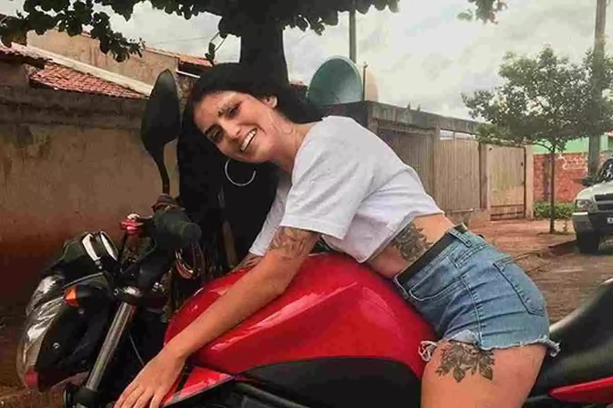 Imatge de la 'youtuber' Amanda da 160 amb una de les seves motos, de color vermell