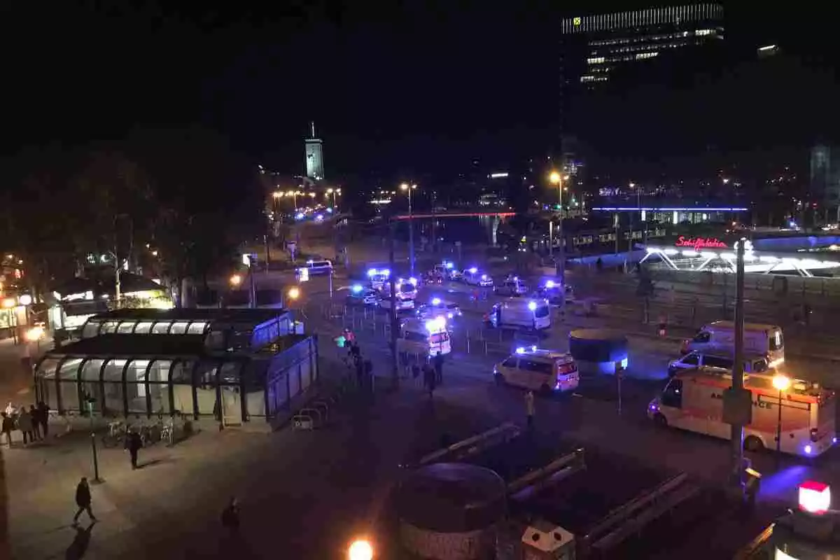Imatge de la zona on ha tingut lloc l'atemptat de Viena aquest dilluns, amb ambulàncies i policies