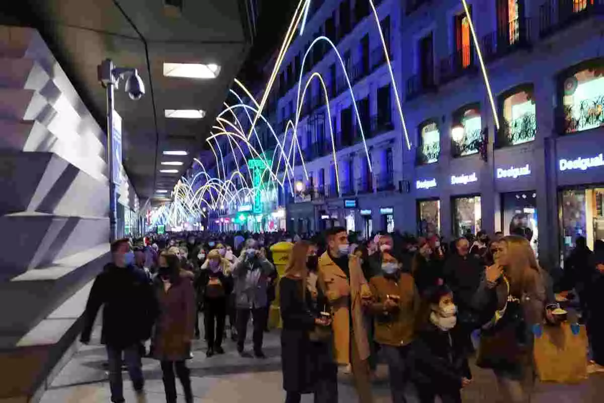 Imatge dels carrers de Madrid aquest dissabte a la tarda en l'encesa de les llums nadalenques