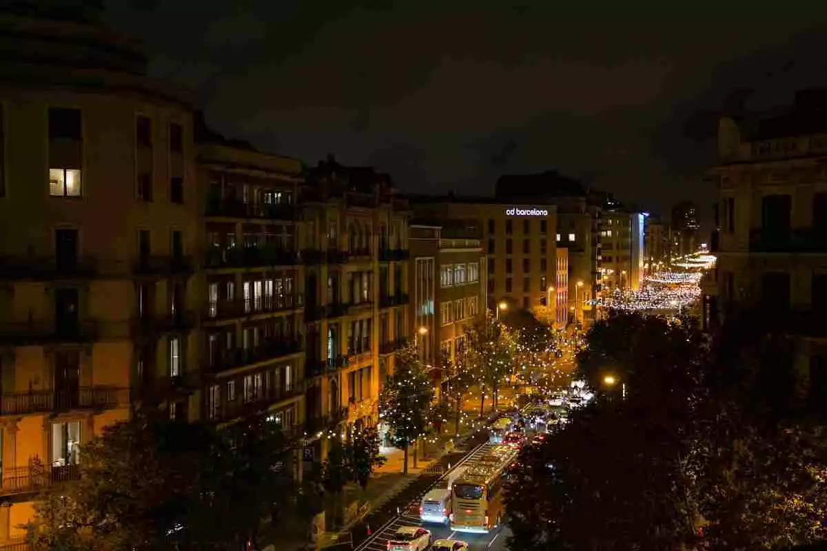 Imatge d'un carrer de Barcelona amb els llums de Nadal ja encesos