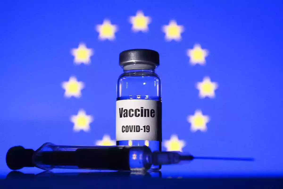 Imatge d'un vial de vacuna contra la Covid-19 amb una bandera d'Europa com a fons