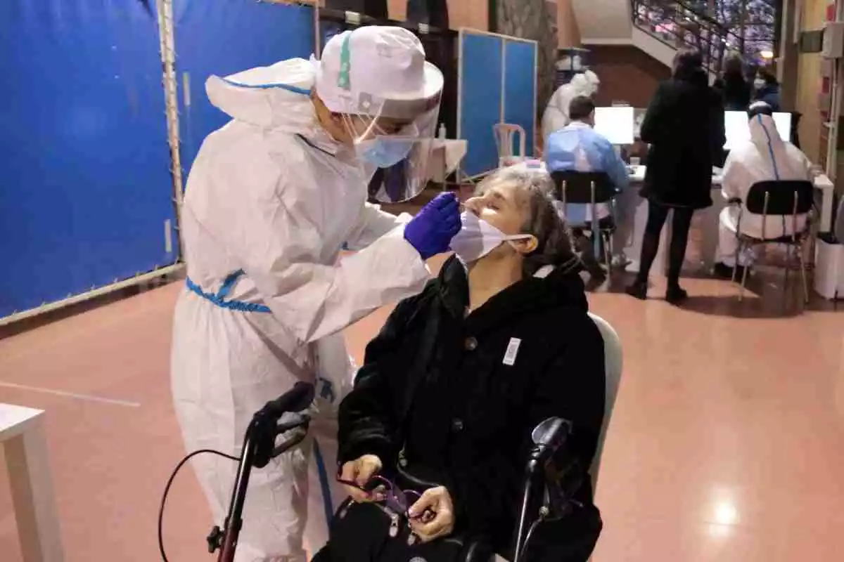 Imatge d'una dona sotmetent-se a un test d'antígens al pavelló Onze de Setembre de Lleida