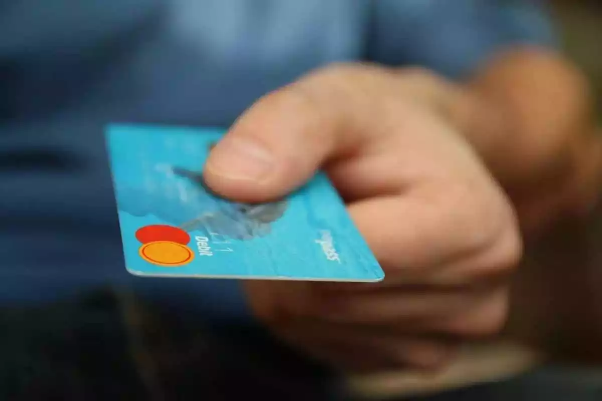Imatge d'una mà amb una targeta de crèdit