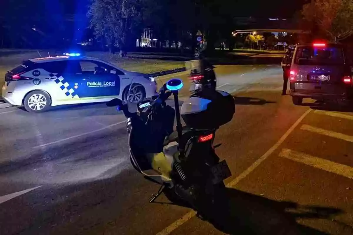 Imatge d'una motocicleta i un cotxe de la Policia Local de Sant Cugat del Vallès, en un control