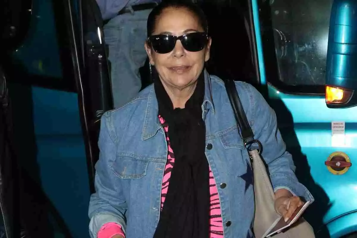 Isabel Pantoja arribant a l'aeroport per marxar a 'Supervivientes'