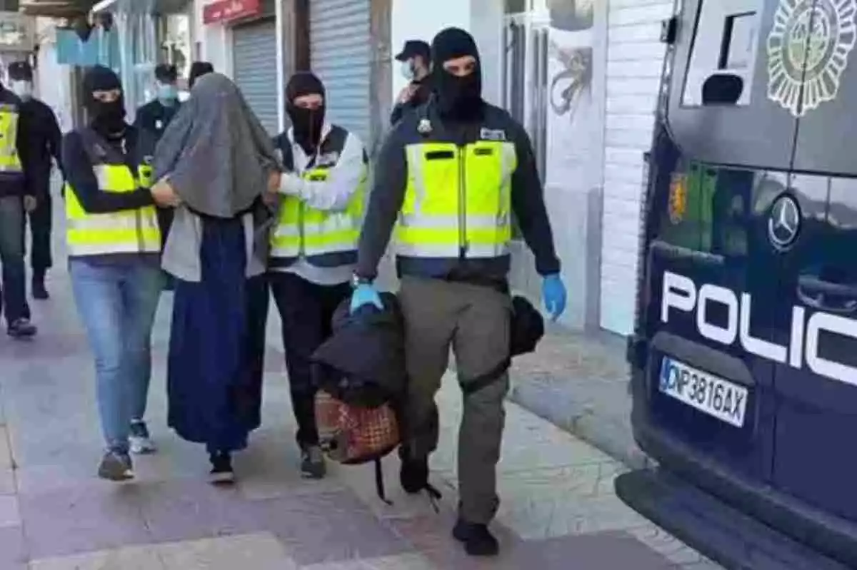La Policia Nacional amb la detinguda per gihadisme, Cristina
