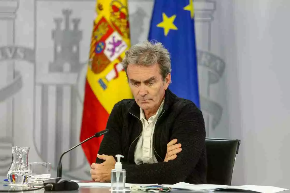 L'expert Fernando Simón durant una roda de premsa amb les banderes d'Espanya i de la Unió Europea darrere