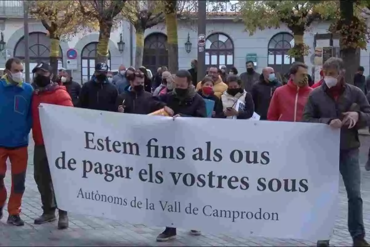 Manifestació dels autònoms de la Vall de Camprodon amb una pancarta amb el lema 'Estem fins als nous de pagar els vostres sous'