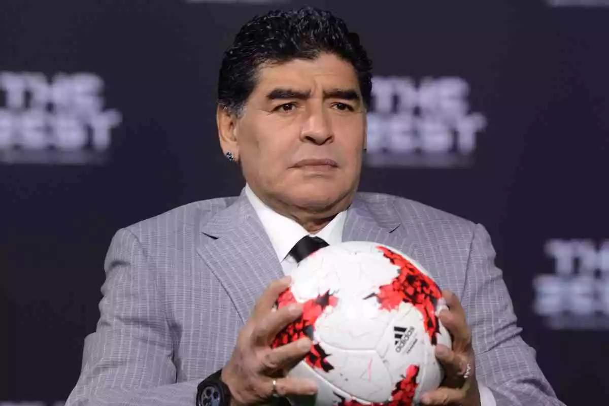Maradona, amb una pilota a les mans, durant la gala FIFA The Best de l'any 2017
