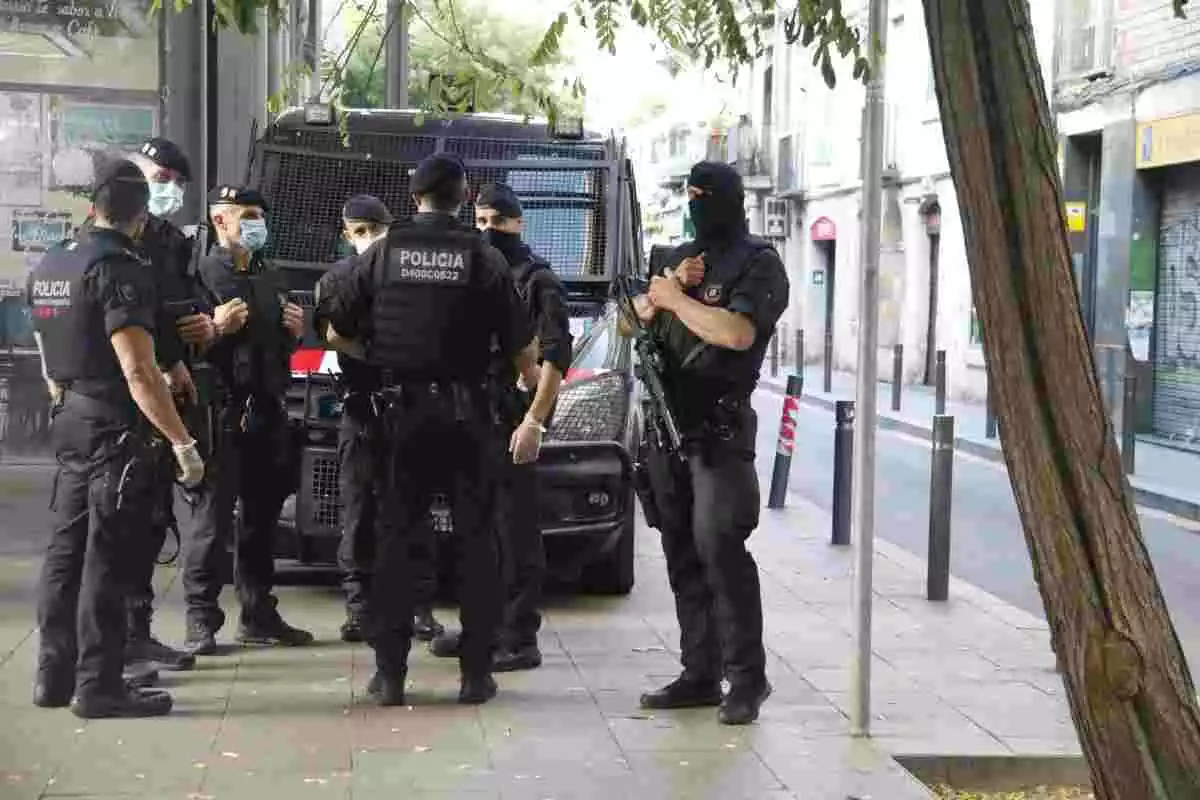 Mossos d'Esquadra en una operació a la Barceloneta el juliol de 2019.
