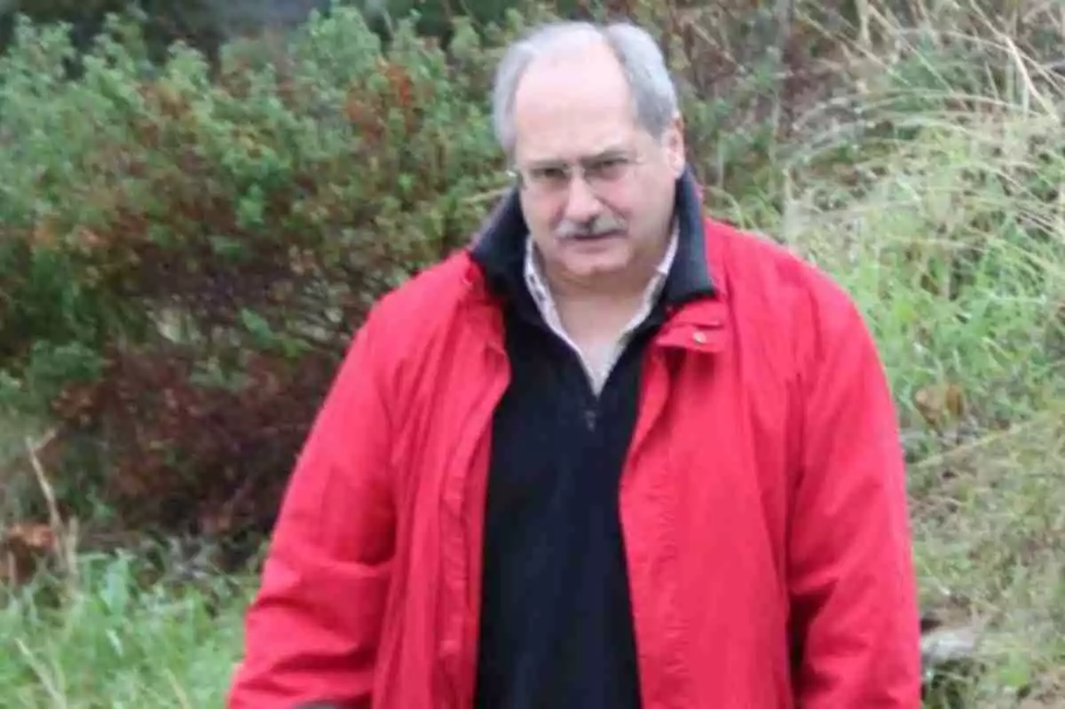 Pedro Fernández, el metge espanyol mort amb una jaqueta vermella en una imatge a les xarxes socials