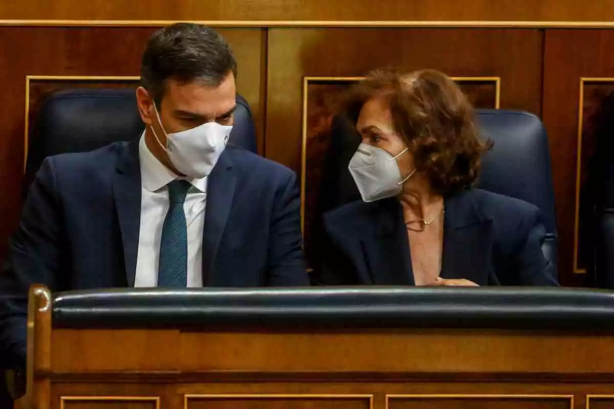 Pedro Sanchez i Carmen Calvo, ambdós amb mascareta, parlen al Congrés dels Diputats