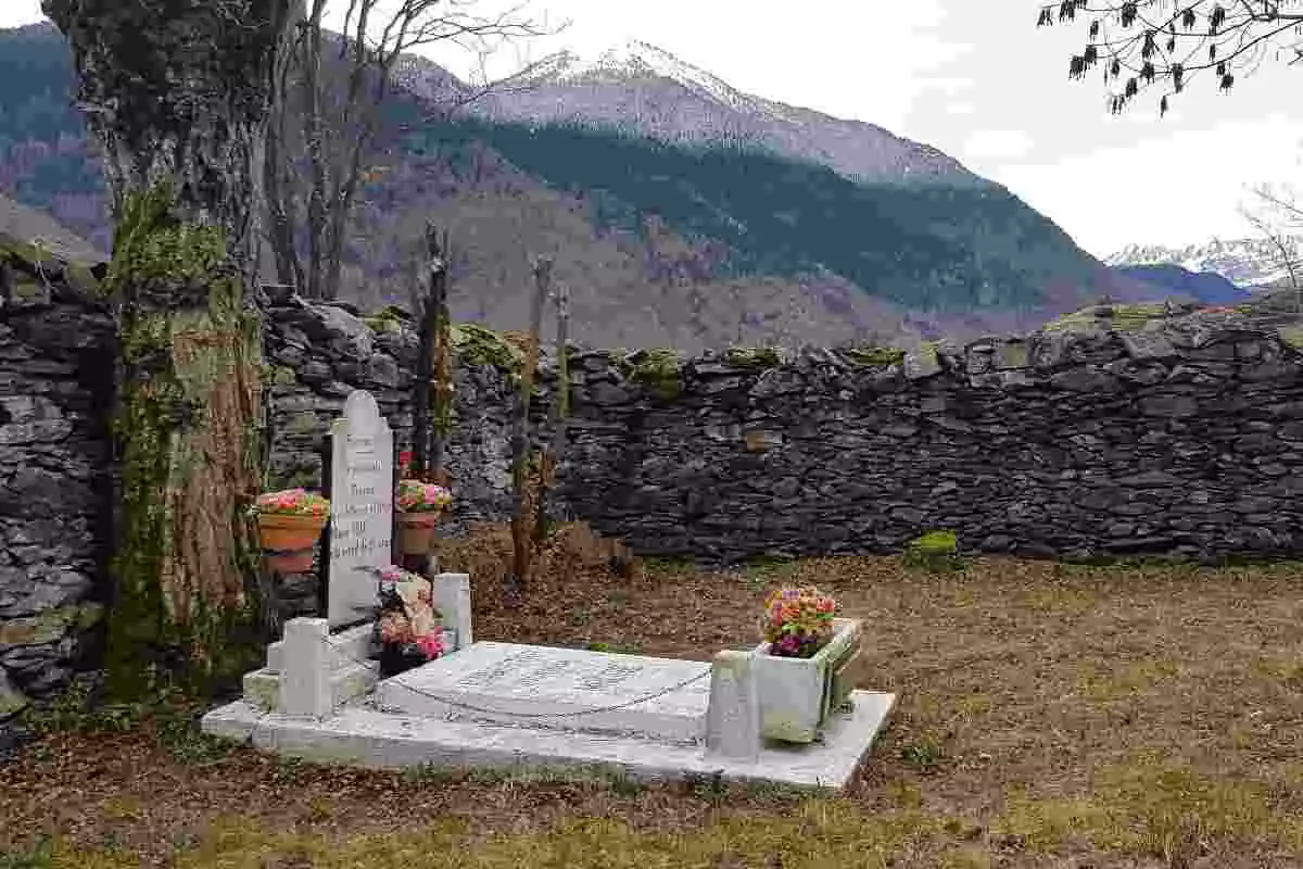 Pla de detall de la tomba de Teresa al cementiri de Bausen, a la Val d'Aran