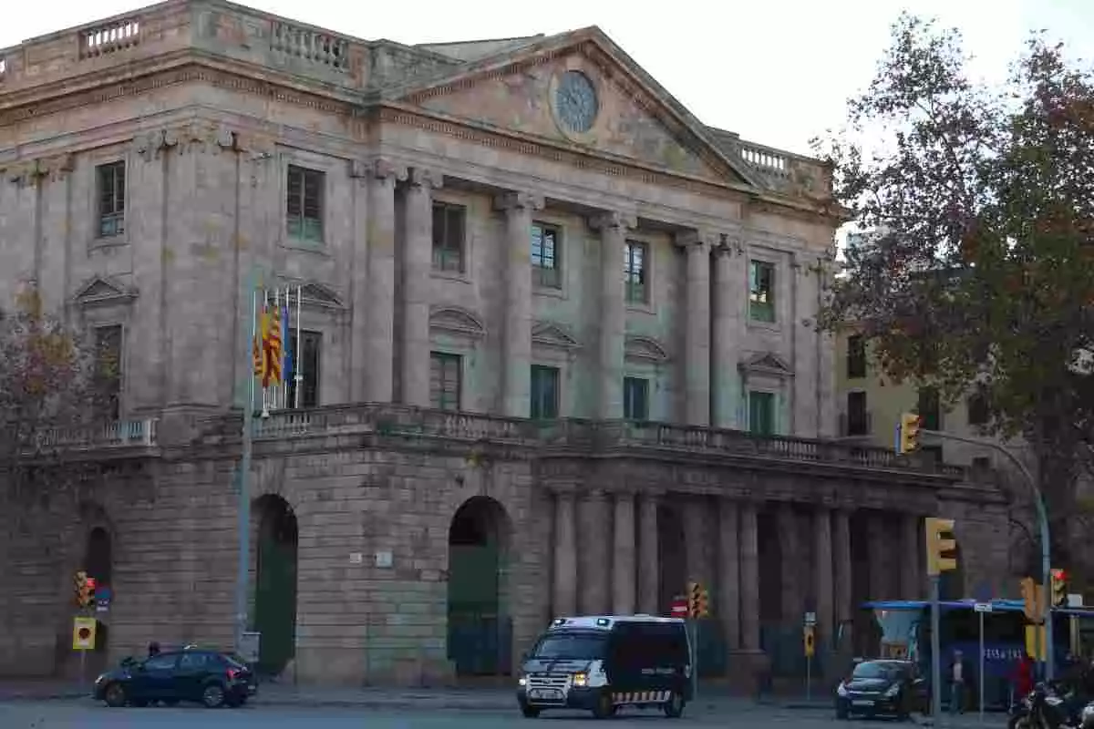 Pla general de la façana principal de la Casa Llotja de Mar amb una furgoneta dels Mossos d'Esquadra davant