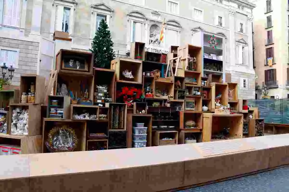 Pla general del pessebre de Nadal instal·lat a plaça Sant Jaume de Barcelona el Nadal del 2019