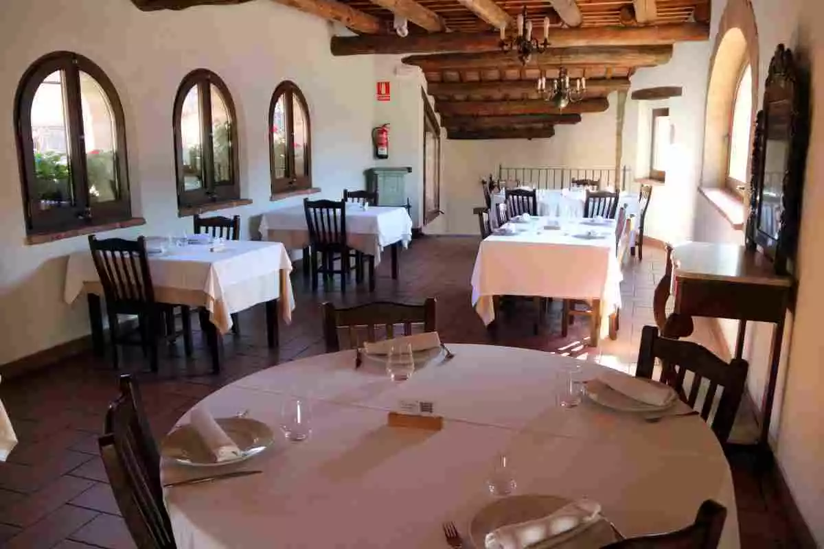 Pla mitjà de l'interior del restaurant de Cal Carter, a Mura, a la comarca del Bages