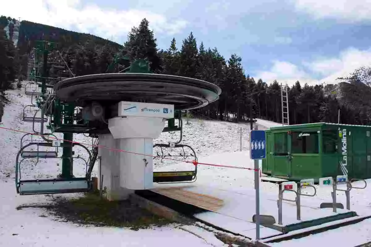 Pla obert del telecadira del Trampolí de l'estació d'esquí de La Molina (Cerdanya)