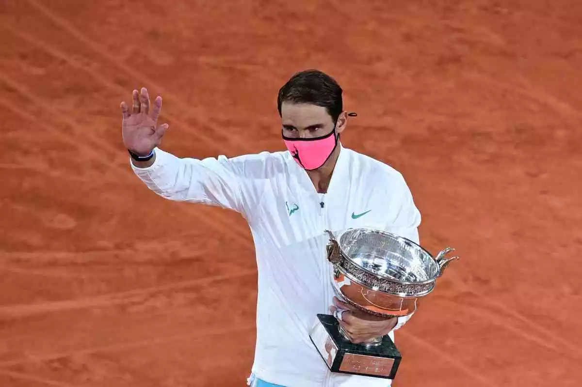 Rafa Nadal, amb mascareta rosa i un trofeu a la mà, després de guanyar Roland Garros
