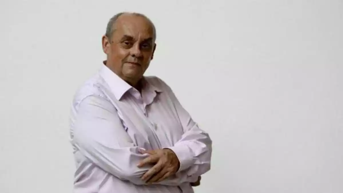 Theo Vargas, el periodista que posava veu als partits del Cadis, ha mort als 62 anys