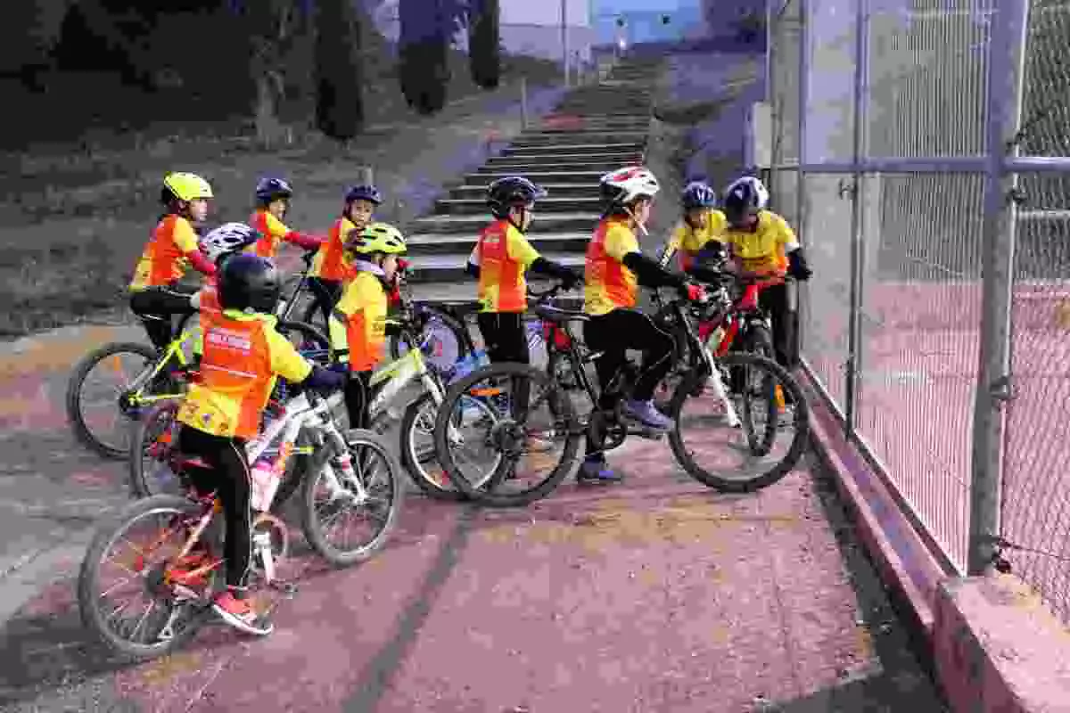 Un grup de nens amb bici en una activitat escolar al Bages