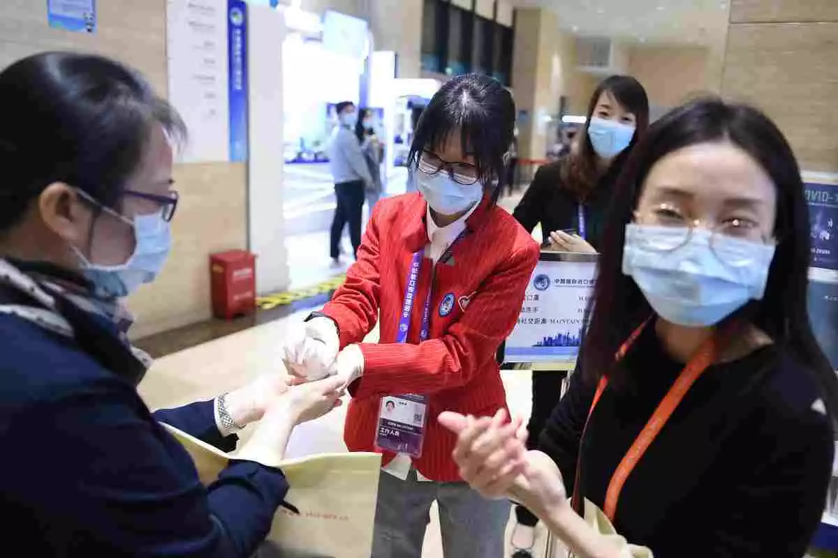 Un grup de persones es desinfecten les mans amb gel a la Xina