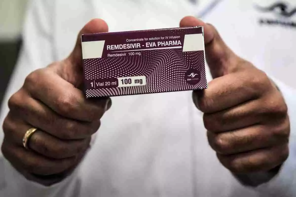 Un investigador mostra una caixa del medicament remdesivir