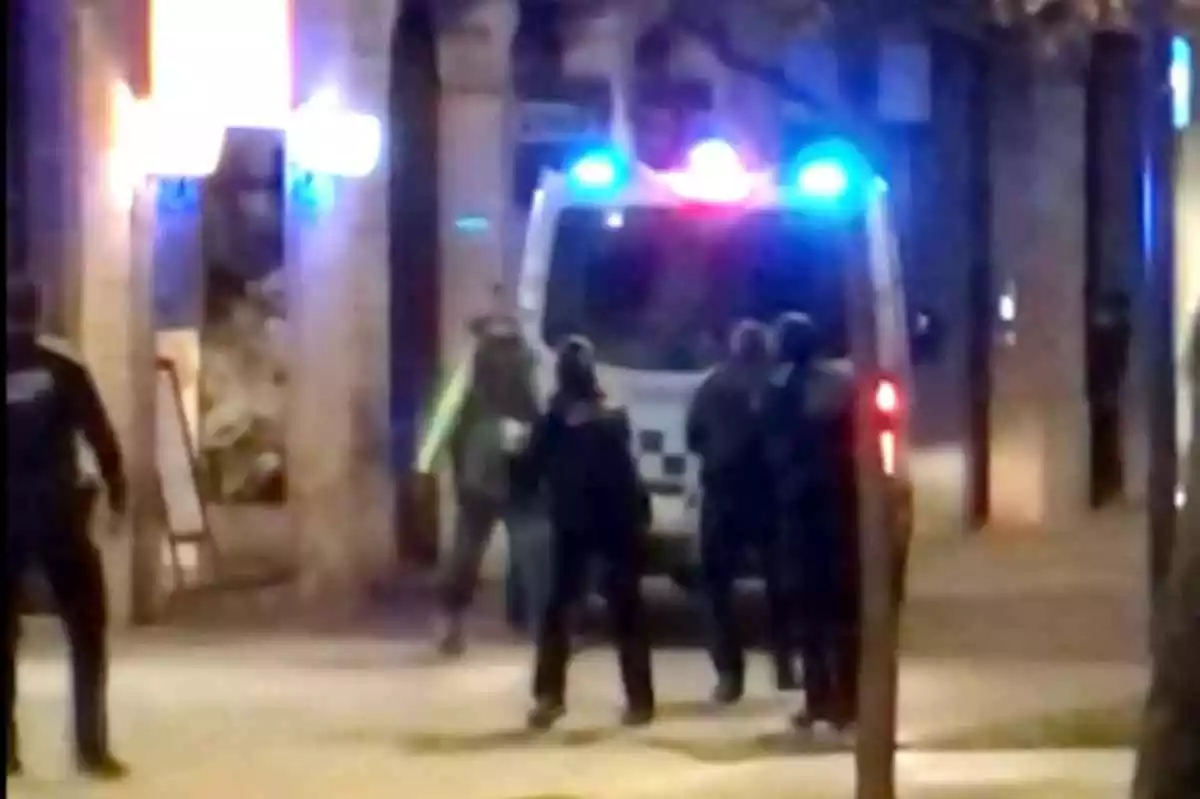 Una captura del vídeo en què es veuen els agents de la Guàrdia Urbana envoltant l'home moments abans que un dispari dos trets