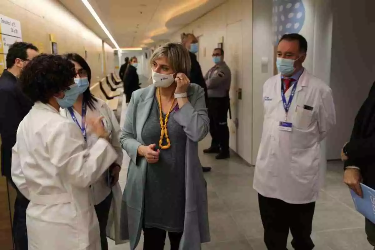 Alba Vergés acompanyada de metges mentre visita l'Hospital Vall d'Hebron