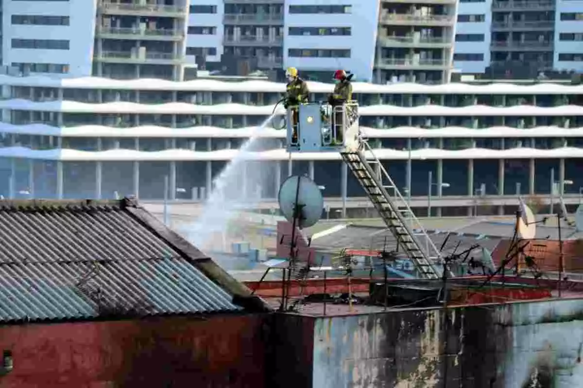 Bombers extingint l'incendi ocasionat a una nau ocupada de Badalona