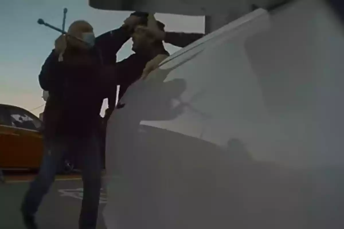 Captura de pantalla del vídeo de l'agressió al supermercat de Manresa