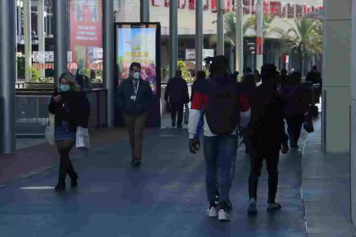 Diverses persones passejant pel centre comercial La Maquinista el 21 de desembre de 2020