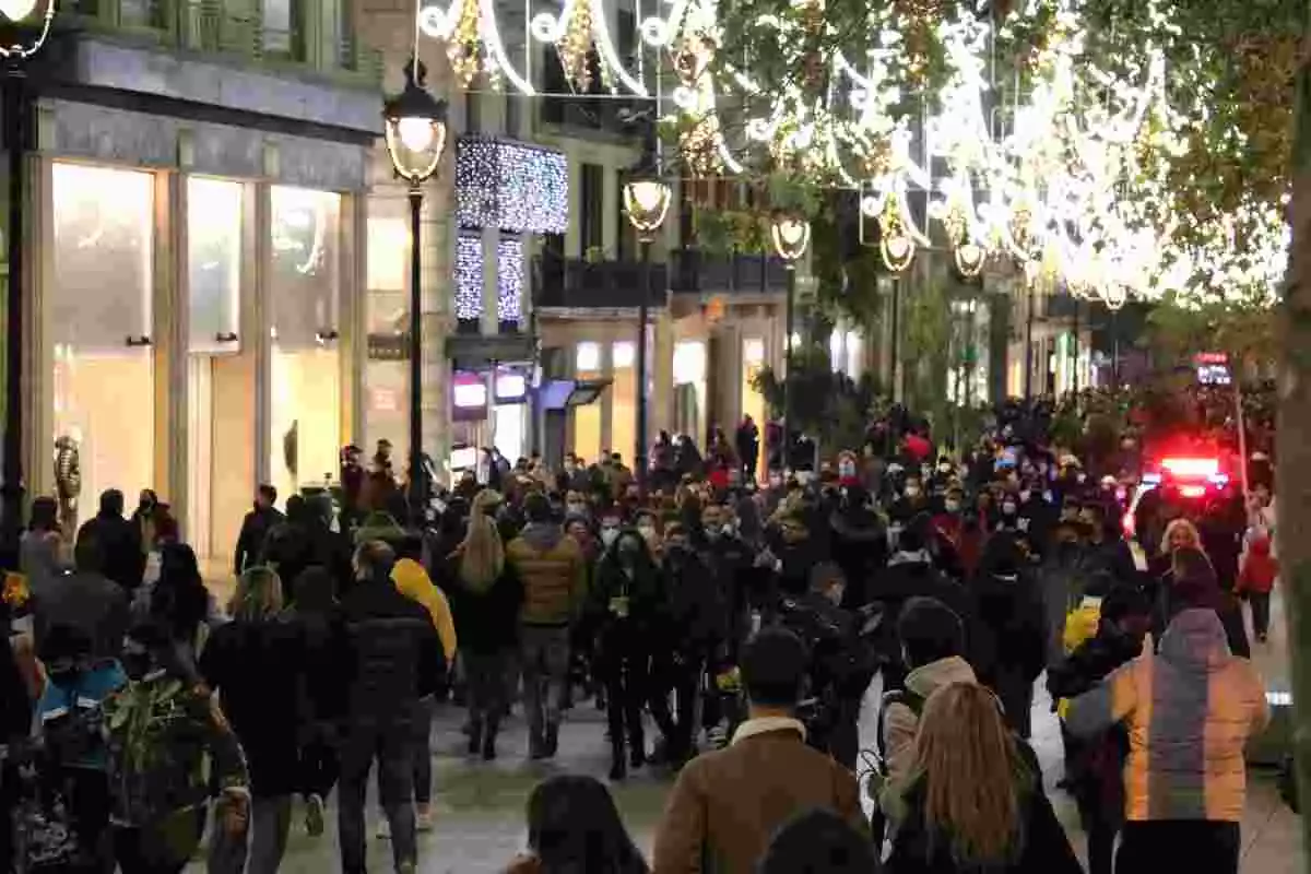 El Portal de l'Àngel de Barcelona ple de gent fent compres durant la campanya de Nadal