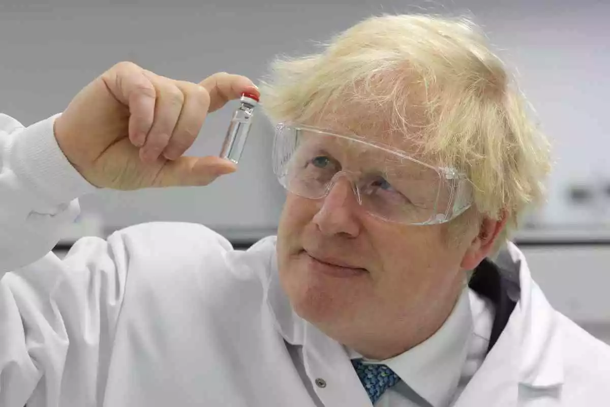 El primer ministre britànic, Boris Johnson, observa un vial de vacuna en una visita a les instal·lacions d'AstraZeneca al Regne Unit