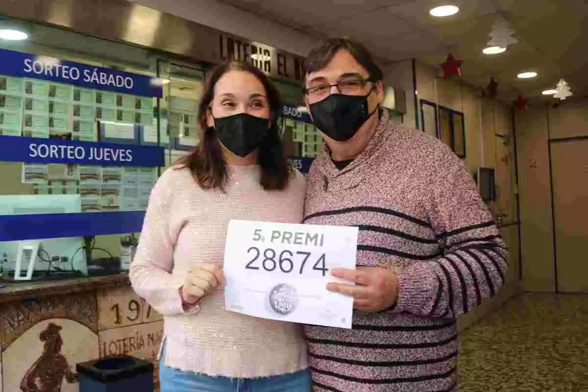 El propietari de l'administració de loteria 'El Delfín' de Barcelona, Delfín González Fernández, amb la seva parella