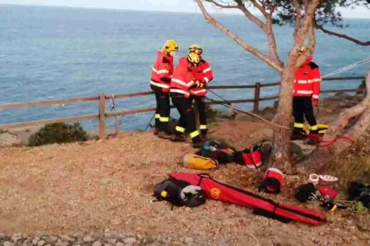 Els Bombers han realitzat el salvament d'una escaladora que ha quedat atrapada en una roca